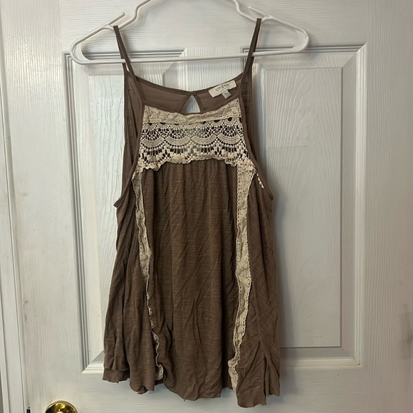 Adorable flowy tank, runs big - Picture 1 of 3
